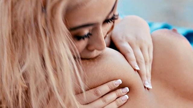 Dyke bae seduces perverted lesbian bae while eating her out