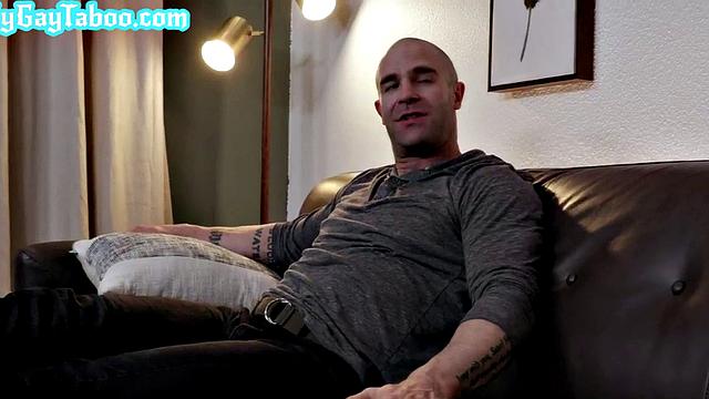 Amateur jock with muscled body enjoys stepbro anal