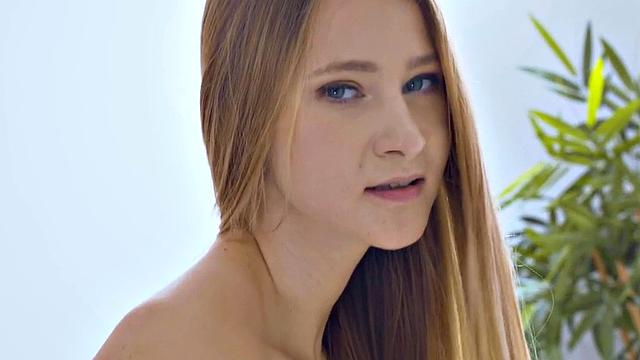 Она намазалась маслом - парню теперь точно не отвертеться от анала