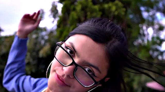 малютка латина в очках мастурбирует на природе - белкам пересказывать нельзя