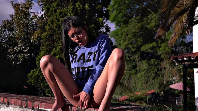 малютка латина в очках мастурбирует на природе - белкам пересказывать нельзя