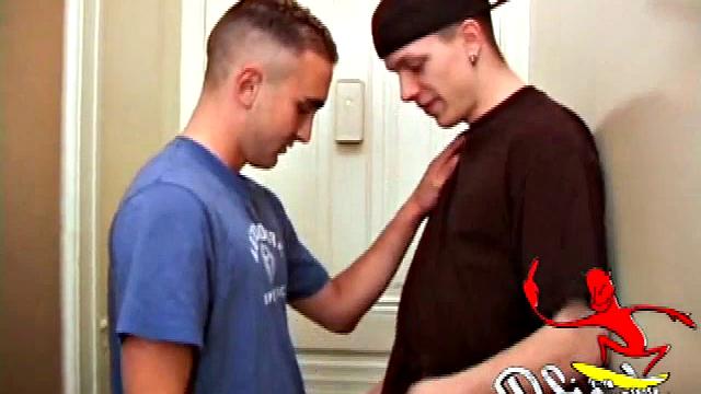 Шейн и Трент спорят, чей минет круче - но судья здесь только член.