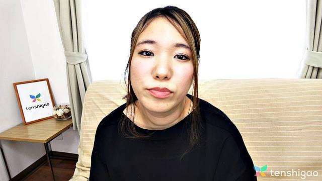 Alice Tukishima comes for her first porn shoot