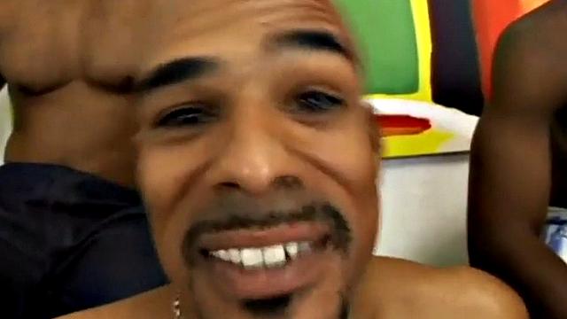 жаркая блондинка сходит с ума от толпы черных членов