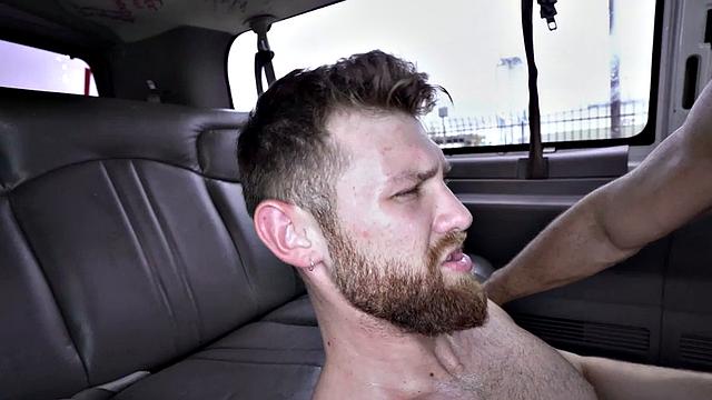 накачанный натурал дает в жопу в фургоне за деньги