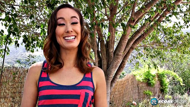 Зрелая Кристи разносит себя игрушкой прямо на природе