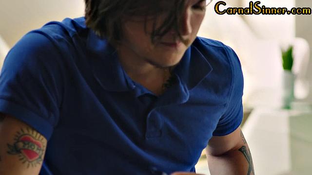 Две развратные подруги ловко делят член на троих, никто не скучает в такой компании.