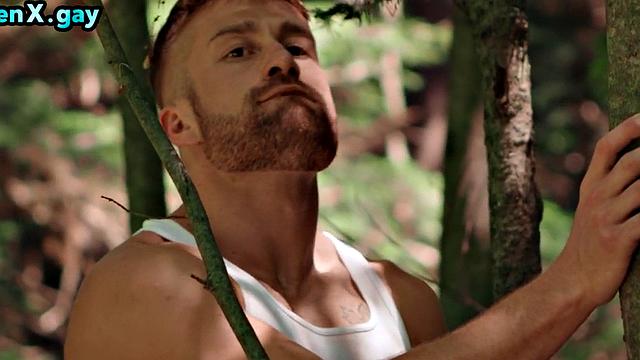 лесоруб-качок шпилит кореша в лесу и шутит про бревна