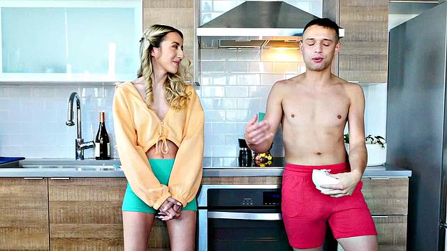 сладкая Свит София соблазняет брата подруги горячим минетом и глубоким аналом