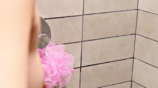 сладкая Свит София соблазняет брата подруги горячим минетом и глубоким аналом