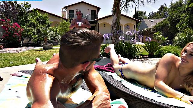 Оливая блондинка получает по полной в бешеном МЖМ трахе