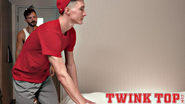 peter pounder трахается с волосатым мужиком в душе без резинки