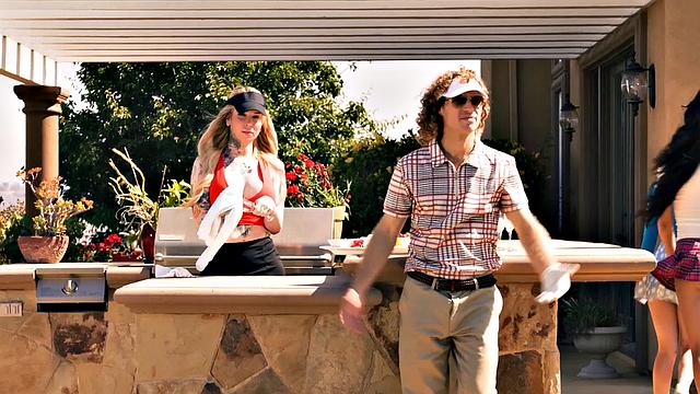 взрослая кензи тейлор не выдержала два горячих члена от транс-девушек