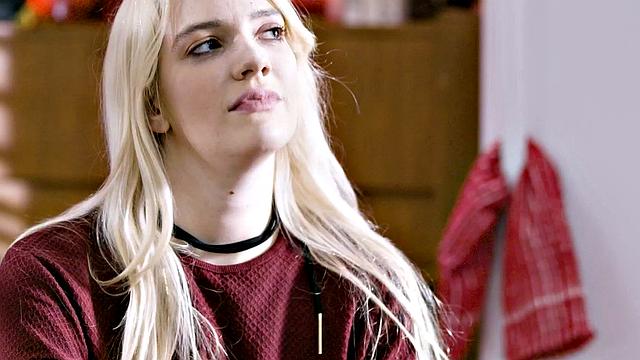 Кристен Скотт пробует лесбийский секс с Кенной Джеймс