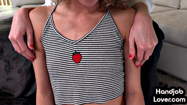 Две миниатюрные шлюхи дразнят любителя большого члена до кончи на лицо.