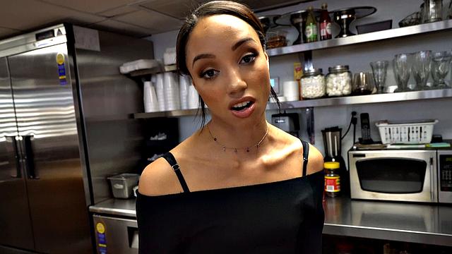 Алексис Тэ: официанткой не разбогатеешь, зато на кровати можно урвать седан