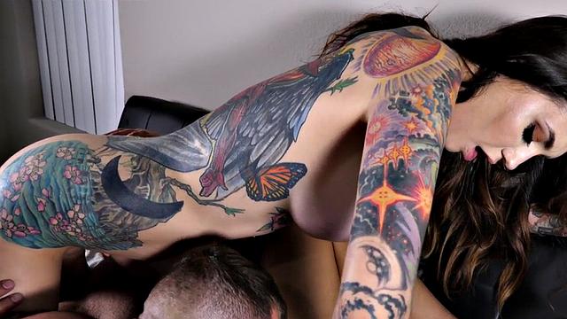 Bisexuals bang tattooed nympho babe in threesome sex