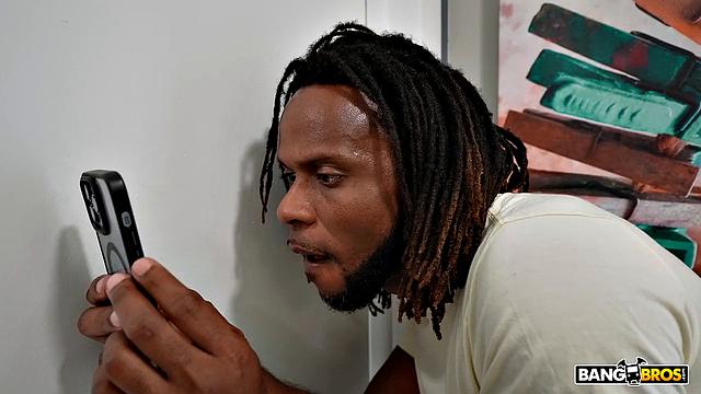 поймала сводного брата за подглядыванием и дала ему в спальне