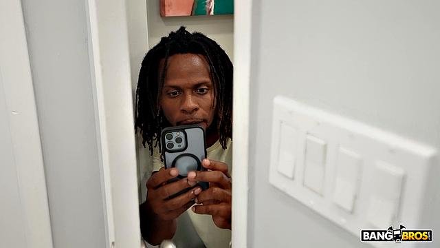 поймала сводного брата за подглядыванием и дала ему в спальне