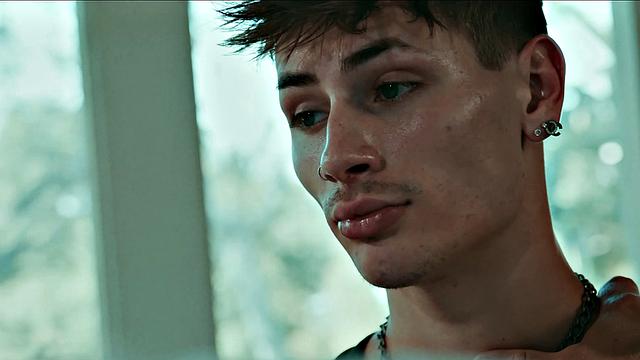 цирус старк ловит попутку - а попал к качку, который трахает не только мозги