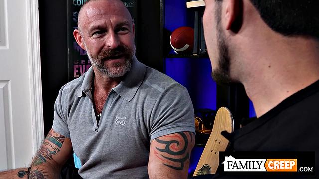FamilyCreep - MusclebearMontreal Barebacks His Twink Stepson Good