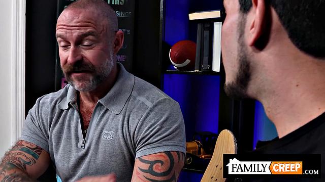 FamilyCreep - MusclebearMontreal Barebacks His Twink Stepson Good