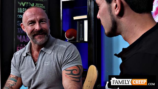 FamilyCreep - MusclebearMontreal Barebacks His Twink Stepson Good