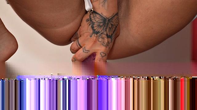 Italian Vixen Lilly Veroni Drools And Plays With Toys For You