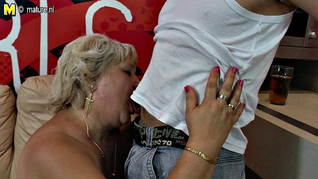 смотри, как волосатая bbw зрелка сосёт и получает по полной