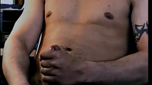 Мужик сосет стояк у натурала Зака и ловит горячий финиш.