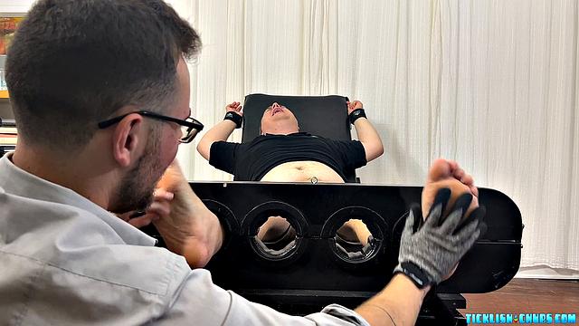 CDubs Ticksle Matt на работе - CDubs и Matt