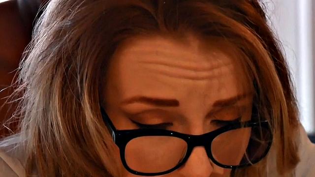 зрелая мамка раздвигает для bbc и устраивает тройничок с очкарикой