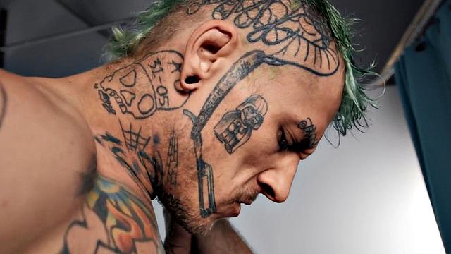 Горячий парень страстно получает по жопе без резинки