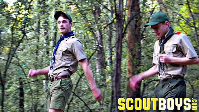 два брутальных друга сосут и трахаются без гондона на природе