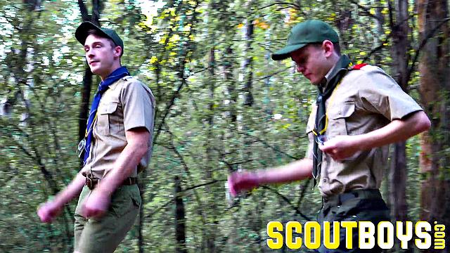 два брутальных друга сосут и трахаются без гондона на природе