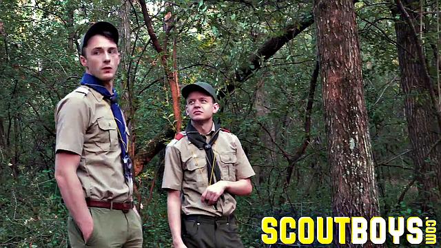 два брутальных друга сосут и трахаются без гондона на природе