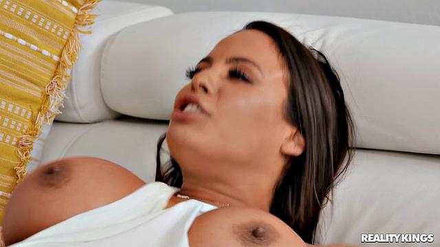 Луна Стар возвращается к бывшему за своим вибратором и трахает его напоследок с Куинтоном Джеймсом в гостиной.