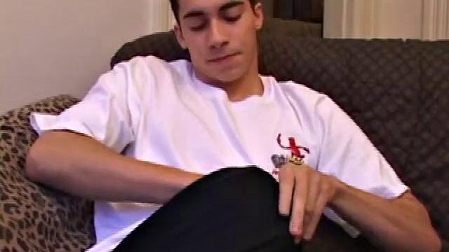 Big Levi дрочит сам и смеётся над своей выносливостью