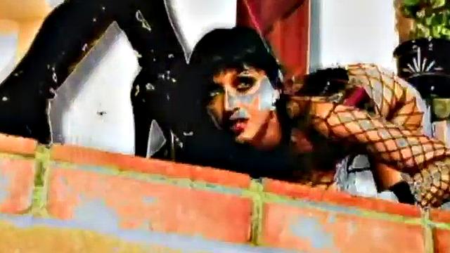 зрелая госпожа в латексе унижает рабыню - сначала ботинки, потом писька