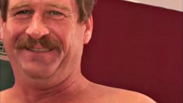 cal демонстрирует зрелое тело и ловит сперму