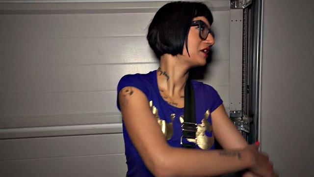 стеснительная умница раздвигает ноги за деньги прямо на улице