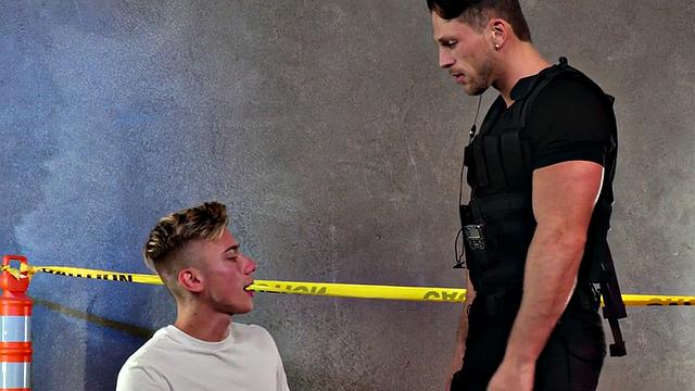 качок-полицейский наказывает худосочных мальчиков в наручниках