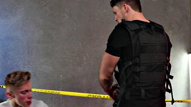 качок-полицейский наказывает худосочных мальчиков в наручниках