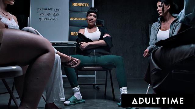 Little Puck жёстко трахают в групповухе с двойным проникновением и фистингом, зрелые любовники не жалеют сил на оргию.