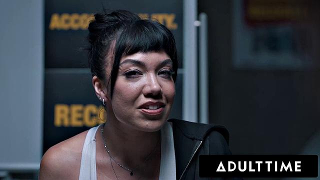 Little Puck жёстко трахают в групповухе с двойным проникновением и фистингом, зрелые любовники не жалеют сил на оргию.