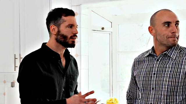 пышные лесбиянки в очках устраивают вечеринку для взрослых