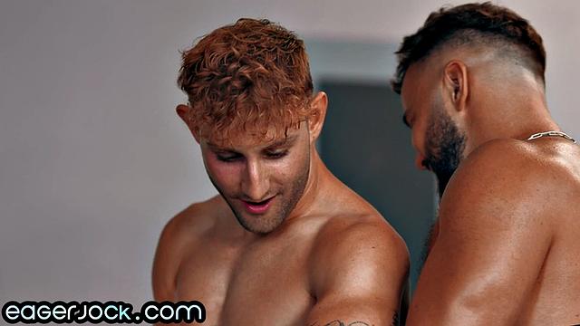 подкачанный парень принимает тренера после римминга