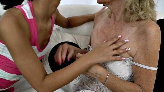 Erotic gilf pussylicked gf before fingering in couple