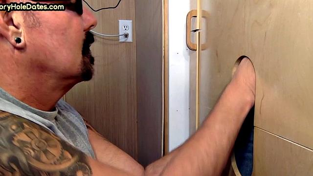 Опытный папик за стенкой заглатывает сперму до последней капли