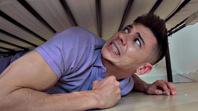 Татуированная красотка бешено скачет на члене парня